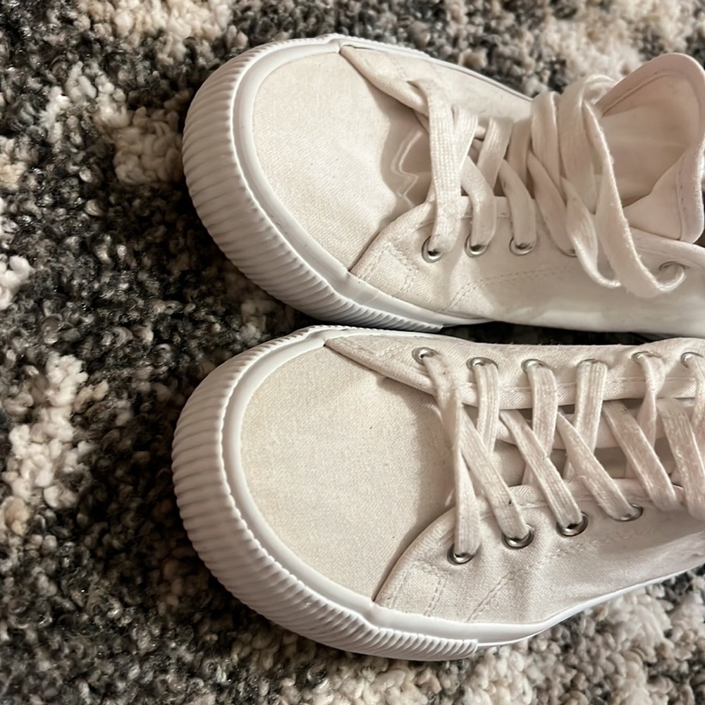Women’s white Hurley shoes, athletic shoes carrie excellent used condition - Picture 3 of 6